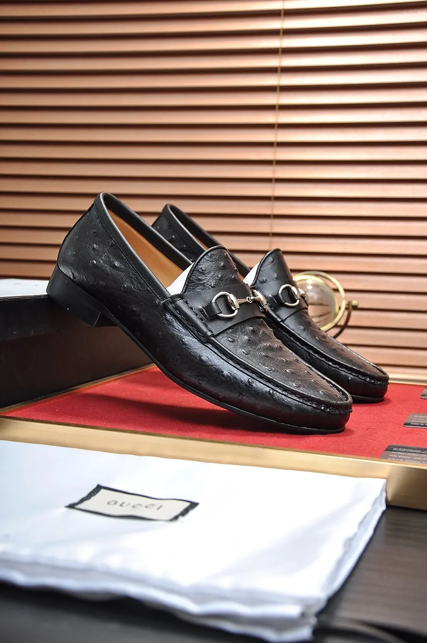 Men's shoes💰500💶Italy's top luxury men's shoe giant (GUCCI) (Gucci) (full cowhide lining) new arrival🍃Original European style🔰 Pleasant to the eye😍In order to make the shoes more durable and non-deformable🌀The production continues to follow traditional methods but there is still no lack of innovation💪Choose original sheepskin for the leather♻️ Smooth and natural And extra bright ⭐Made of imported cowhide, the first choice of rich people 38-45 (45 customized)